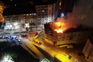 Elazığ’da geceyi gündüze çeviren bina yangını, onlarca insan tahliye edildi