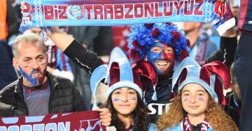 Trabzonspor Antalyaspor maçında tribünlerde renkli görüntüler! – Son dakika Trabzonspor haberleri, fotoğrafları – Fotomaç