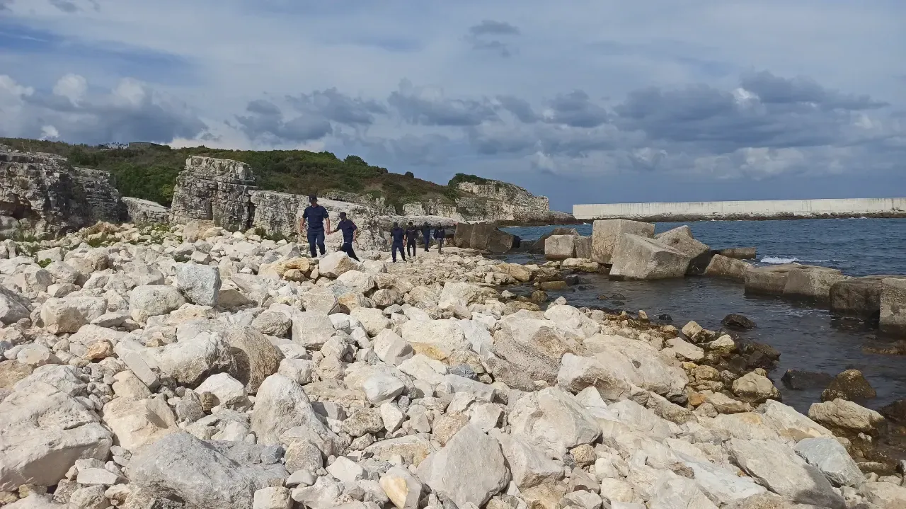 Alabora olan tekneden denize düşen balıkçı kayboldu