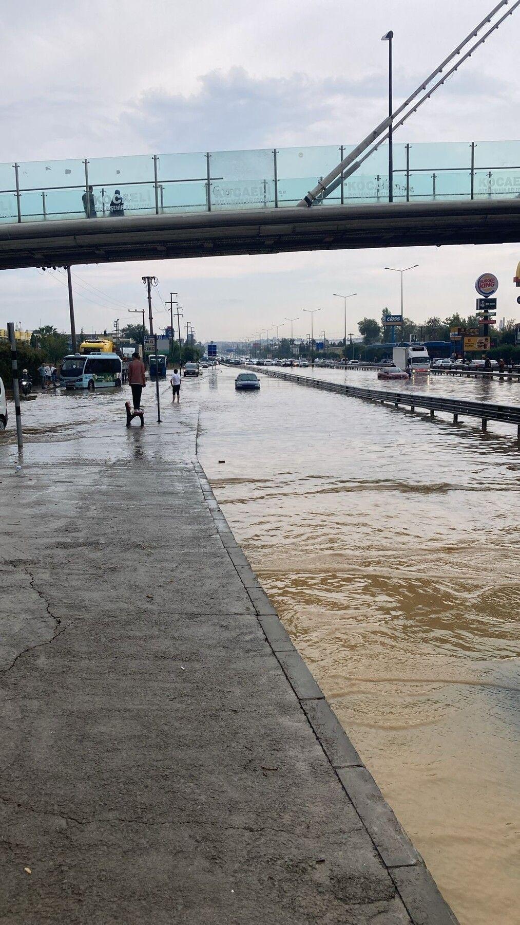 Sel suları yolu trafiğe kapattı, İstanbul’a D-100’den ulaşım kesildi