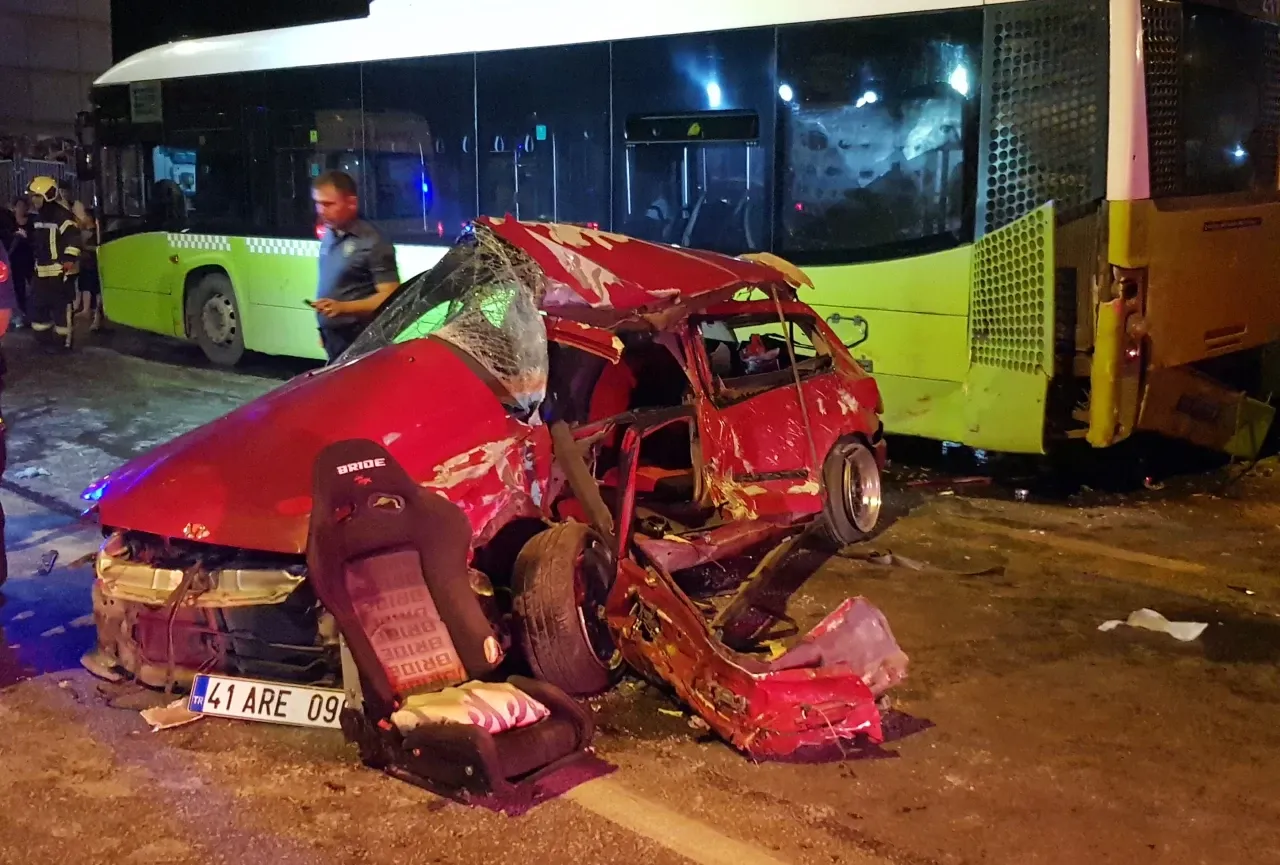 Kocaeli’de belediye otobüslerine çarpan otomobildeki 1 kişi öldü, 3 kişi yaralandı