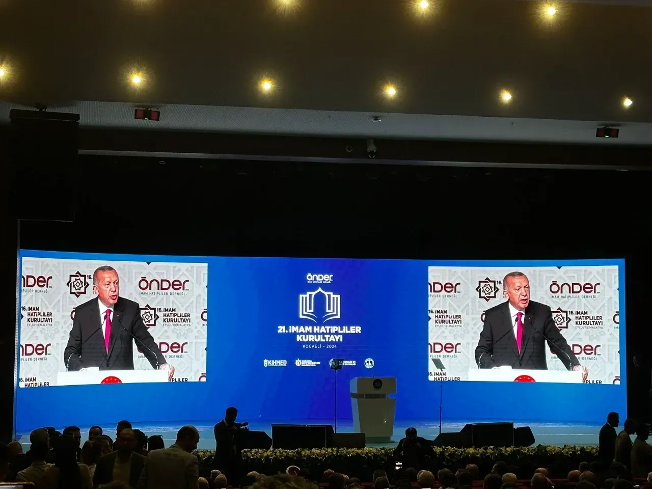 Tüm salon ayakta alkışladı! Cumhurbaşkanı Erdoğan salona geldi