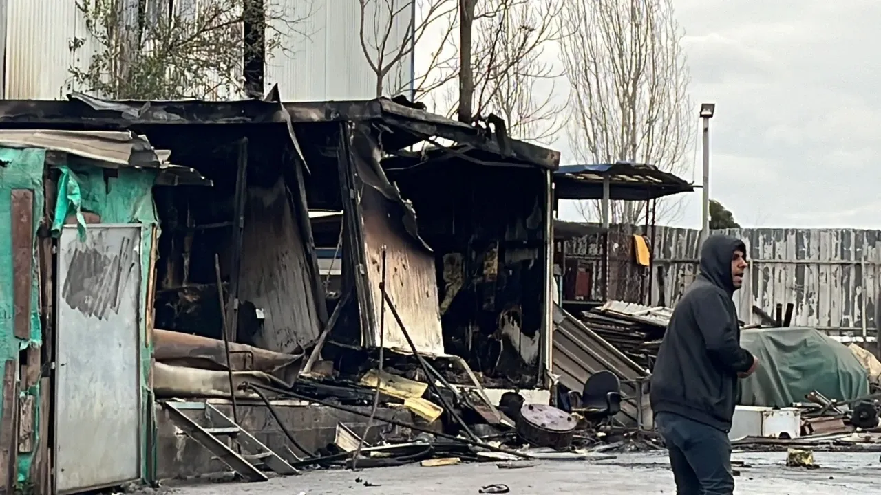 Yüksek gerilim hattından çıkan kıvılcımlar depolama alanı ve atölyede yangına neden oldu