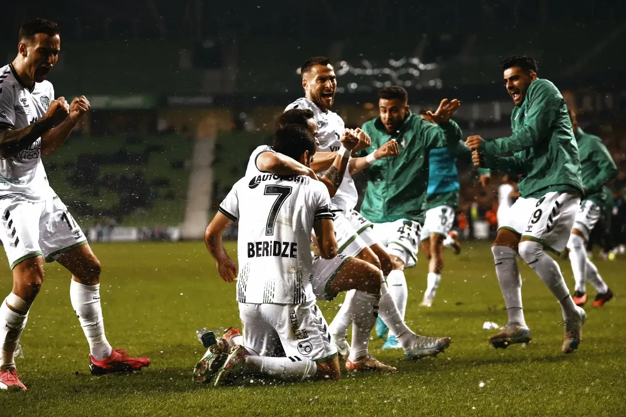 Kocaelispor gol, onlar su şişesi attı!